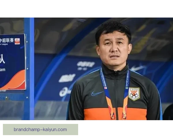 足球教练评价持续引发关注，教练战术灵活性与球队表现息息相关